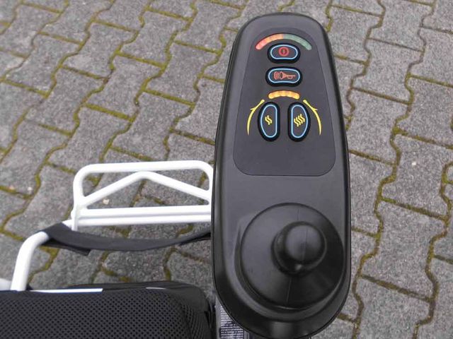Klappbarer elektrischer Rollstuhl mit Joystick