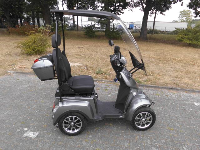 E-Scooter mit Dach