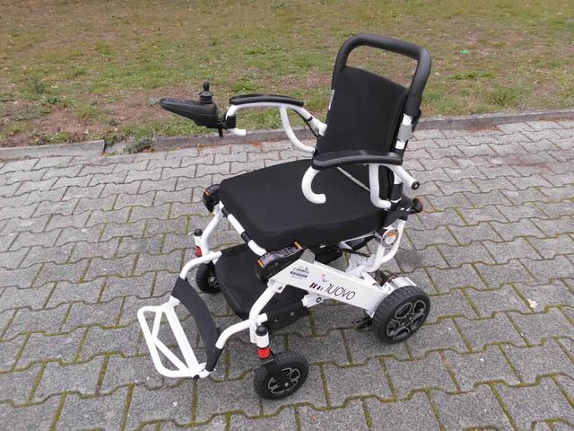 Klappbarer elektrischer Rollstuhl mit Joystick