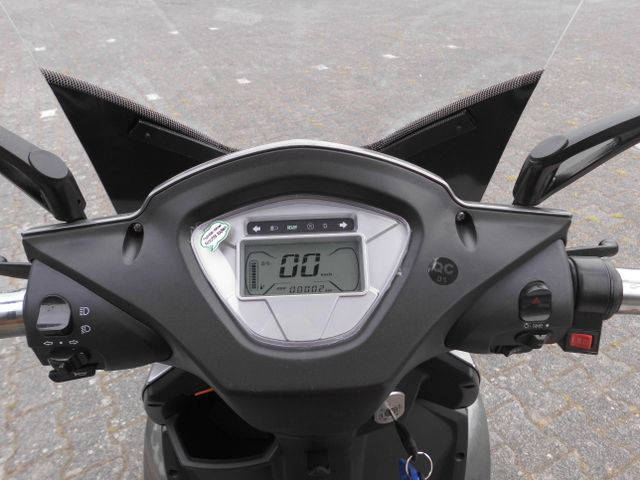 E-Scooter mit Dach