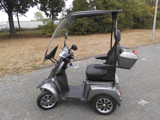 E-Scooter mit Dach